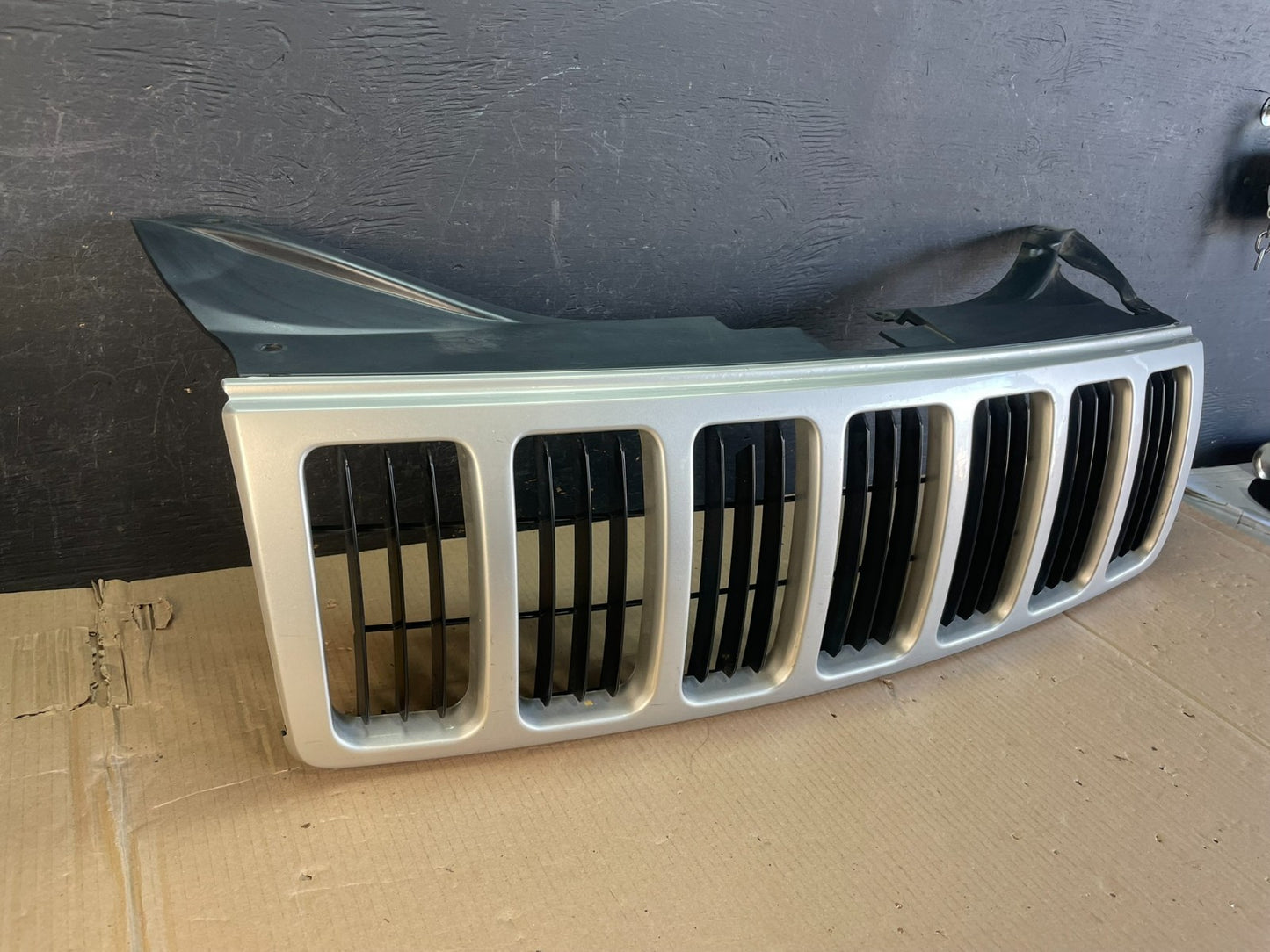 2005 2006 2007 Jeep Grand Cherokee Front Upper Grill Grille AE3593 DG2