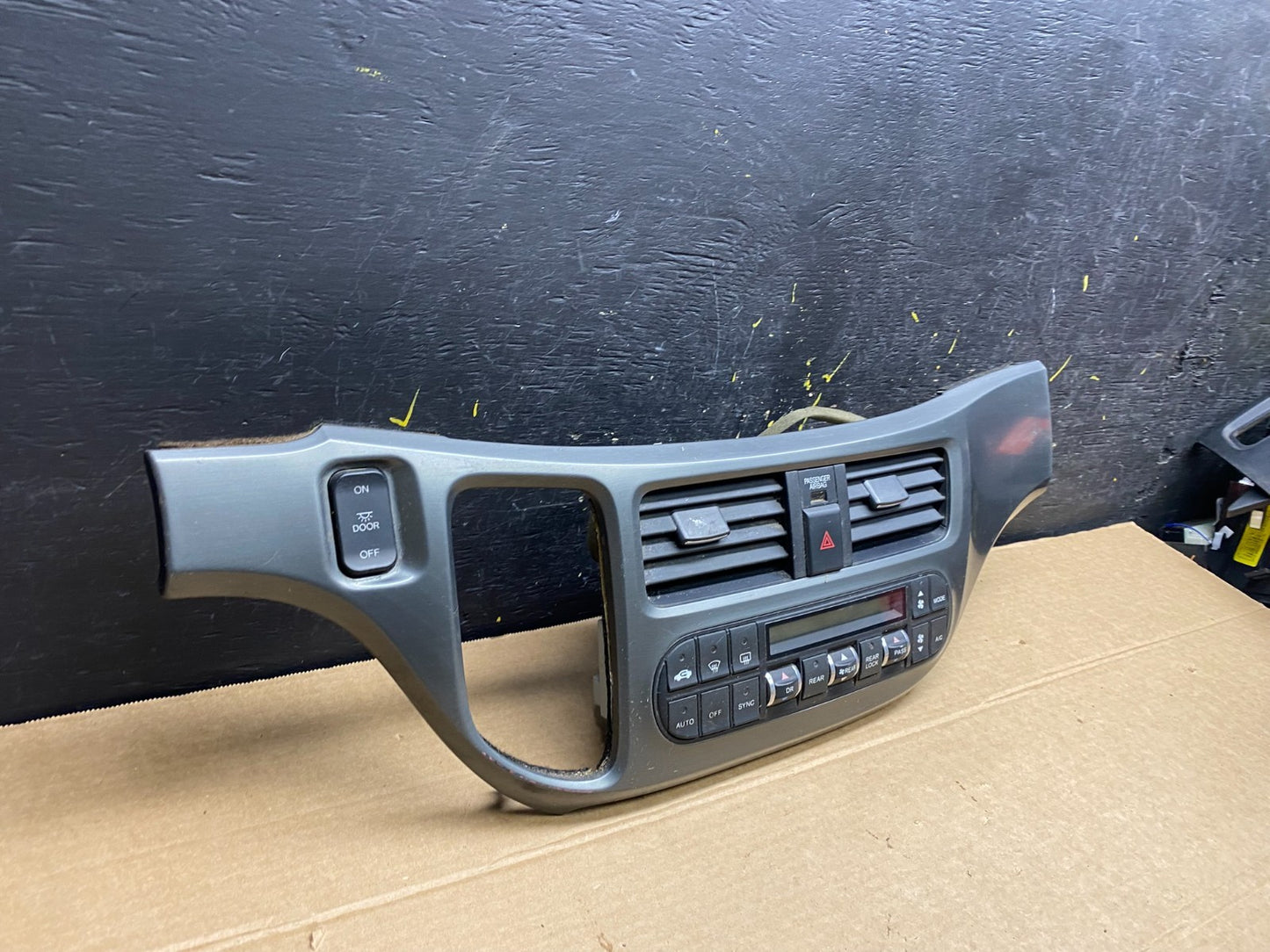 2005 to 2010 Honda Odyssey  Radio Climate Control Dash Trim Bezel W6453 DG1