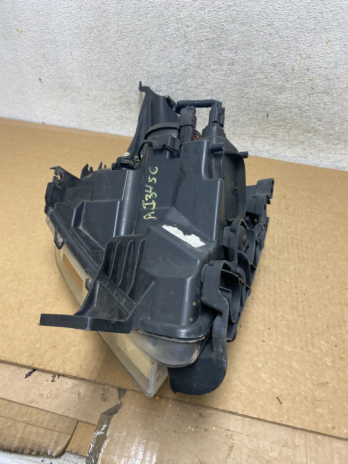 2011 to 2015 Ford Explorer Right Passenger Halogen Headlight AI3456 DW10