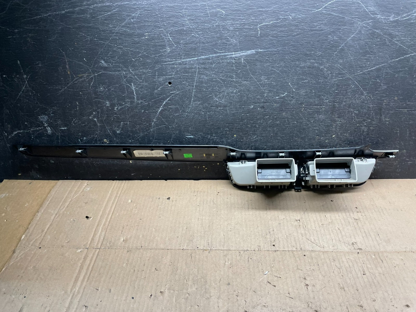 2009 to 2014 Volkswagen Routan Dash Center Trim Bezel Panel Vents U2048 DG4