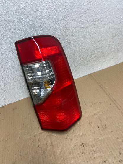 2002 2003 2004 Nissan Xterra Right Passenger RH Side Tail Light AE9059 LK2