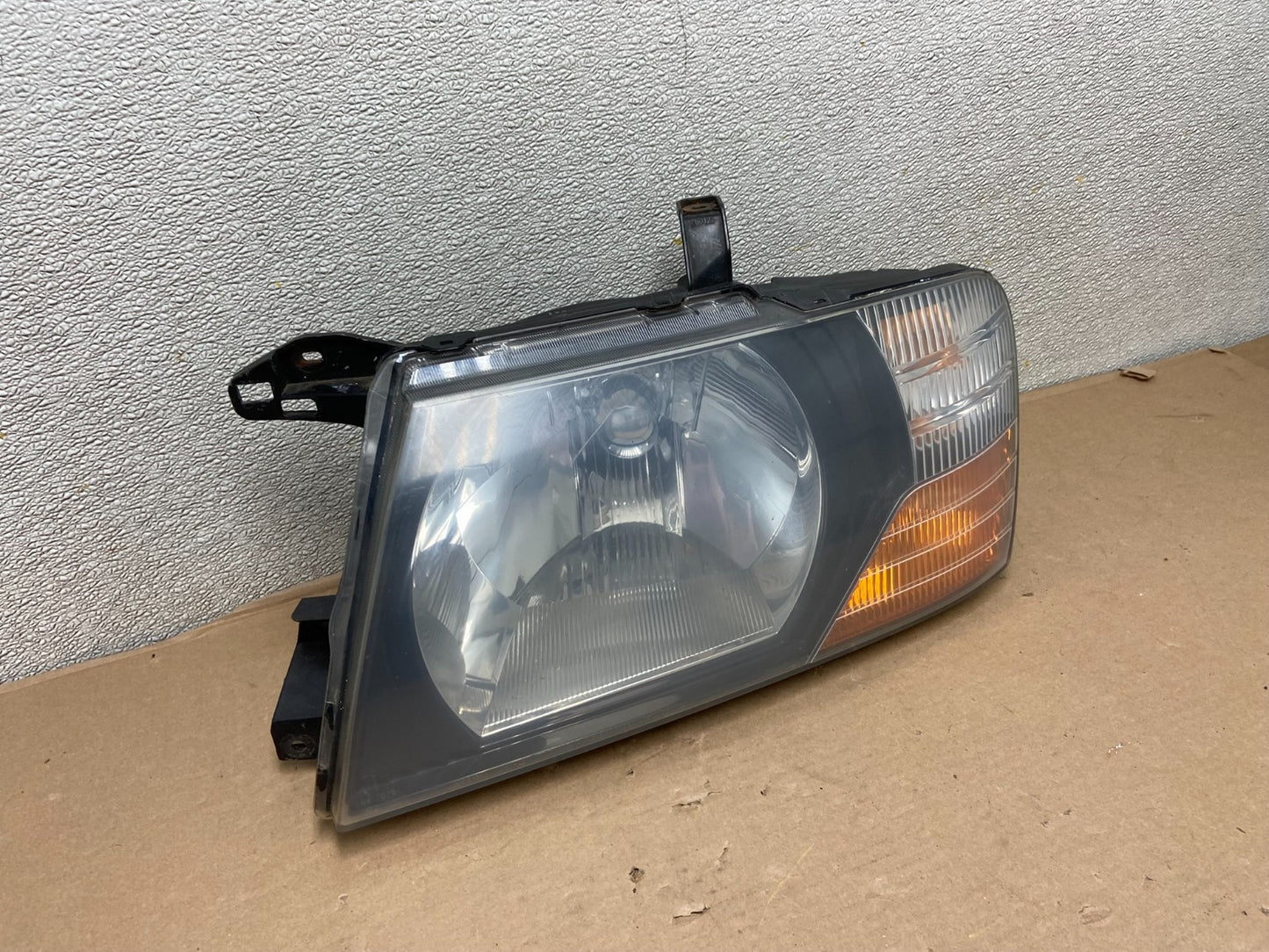 2000 to 2004 Mitsubishi Montero Pajero Left Driver LH  Headlight AA9879 DW2
