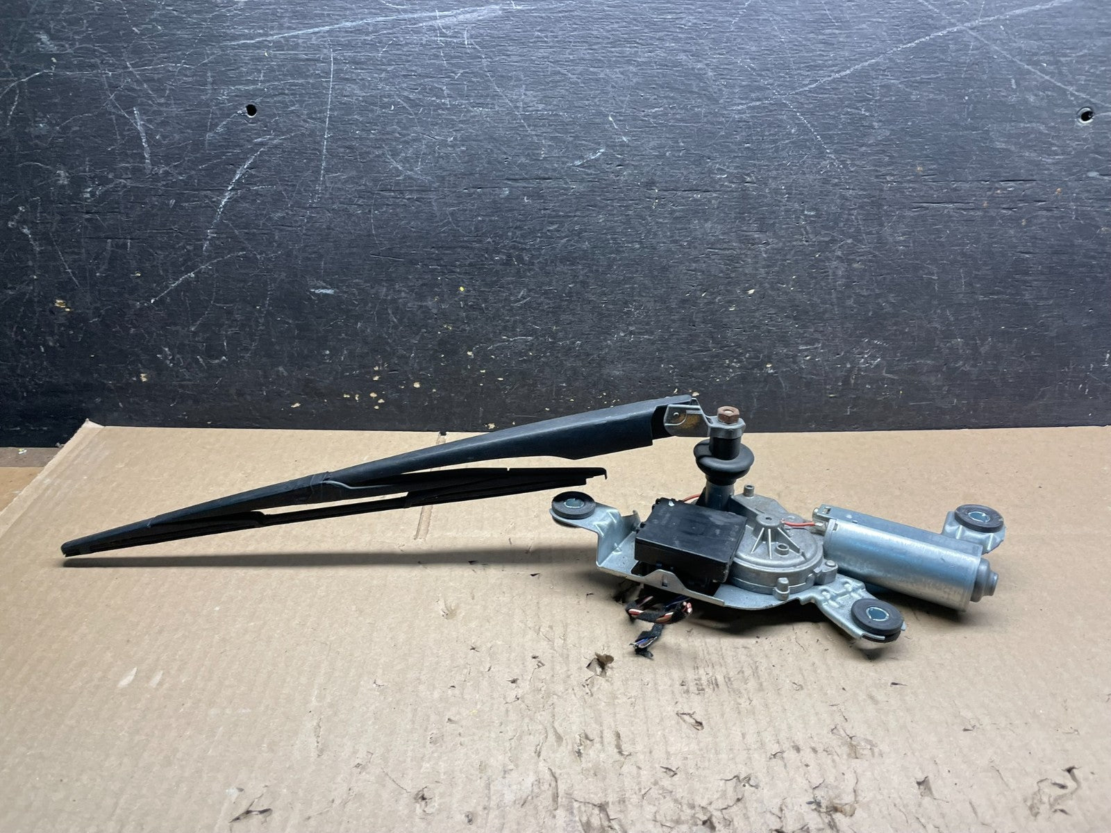 2004 to 2010 BMW X3 E83 Rear Windshield Wiper Motor OEM V8805 DG1
