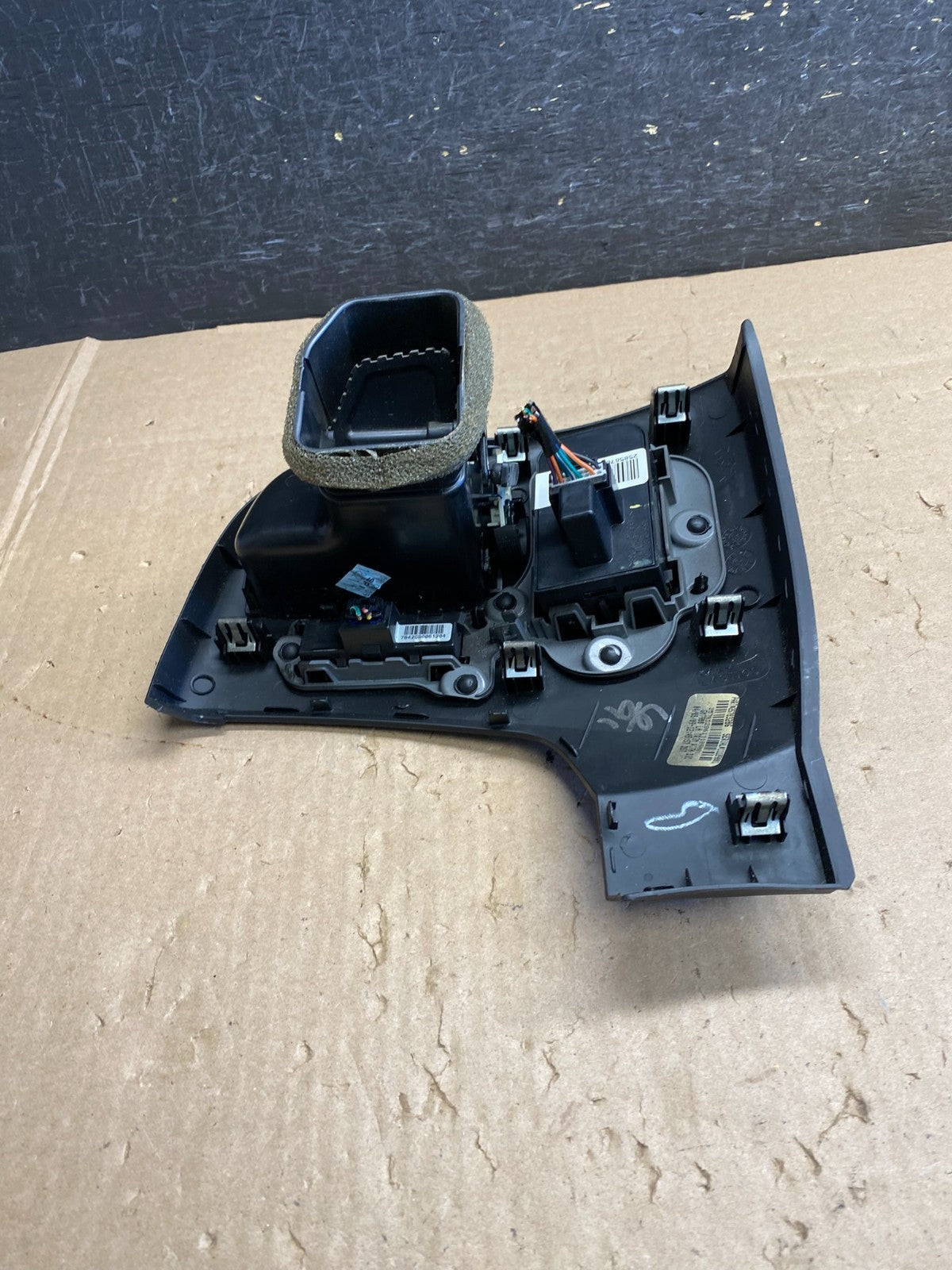 2007 to 2014 Silverado Front Left Driver Headlight Switch Air Vent AI6472 DW4