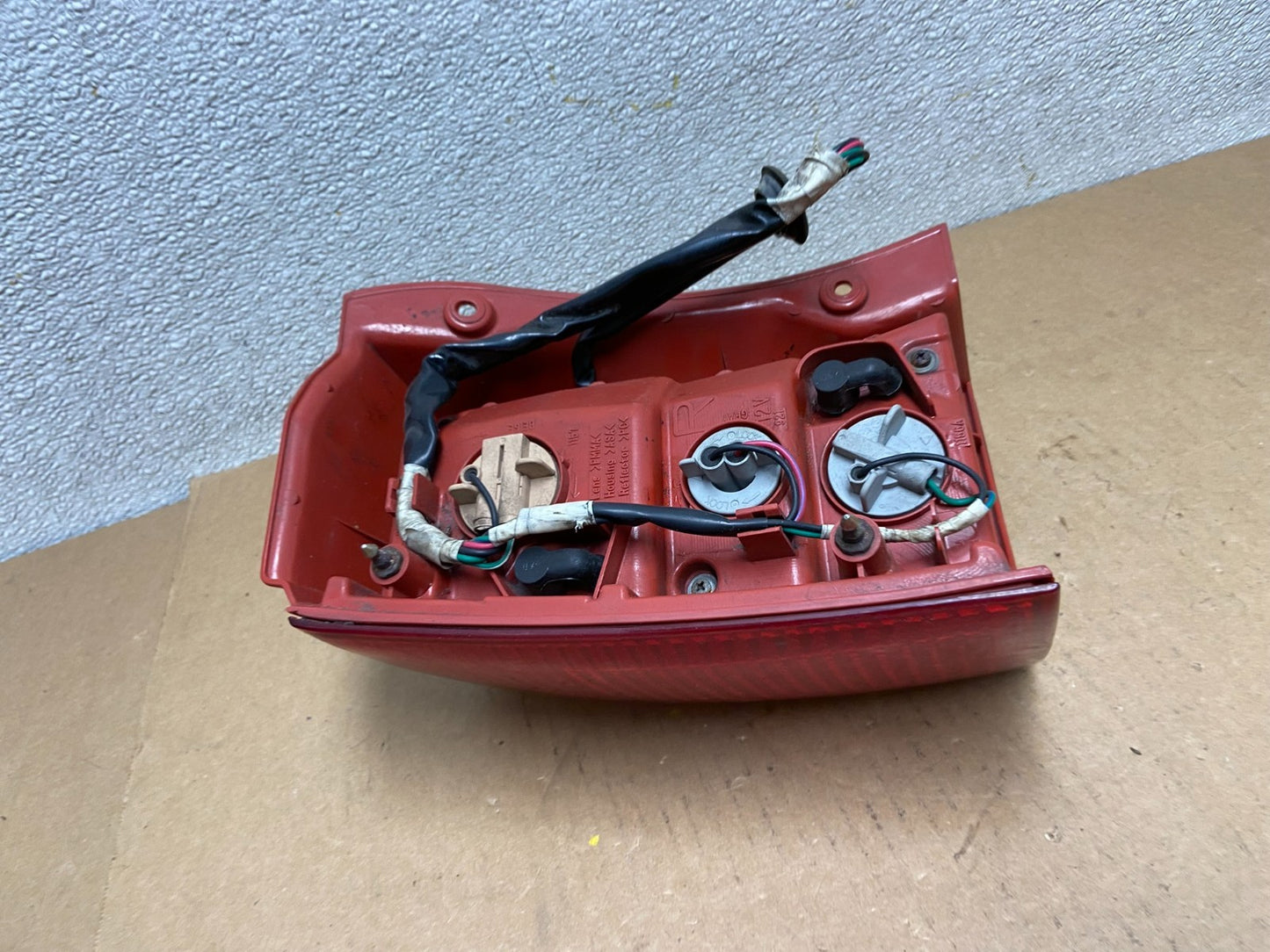 2004-2005 Mitsubishi Endeavor Right Passenger Rh Tail Light Oem Z6694 DW5