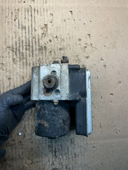 2004-2007 GMC Savana Express ABS Brake Pump Control 13567149 U9527 DG3