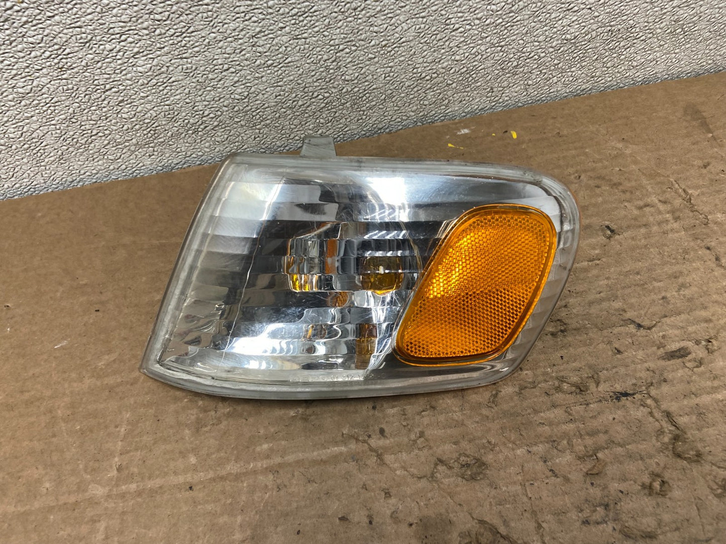 2000 to 2001 Toyota Corolla Left Driver Side Corner Marker Turn Signal Z3690 PS0