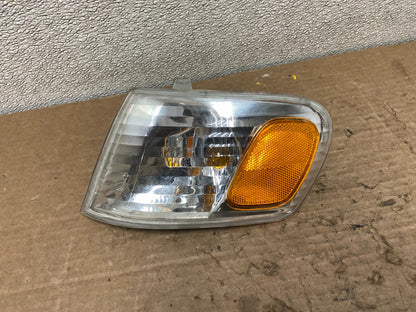 2000 to 2001 Toyota Corolla Left Driver Side Corner Marker Turn Signal Z3690 PS0
