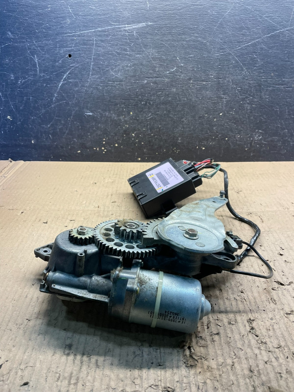 2007 2008 Acadia Enclave Escalade Suburban Liftgate Door Module Motor v2447 DG1