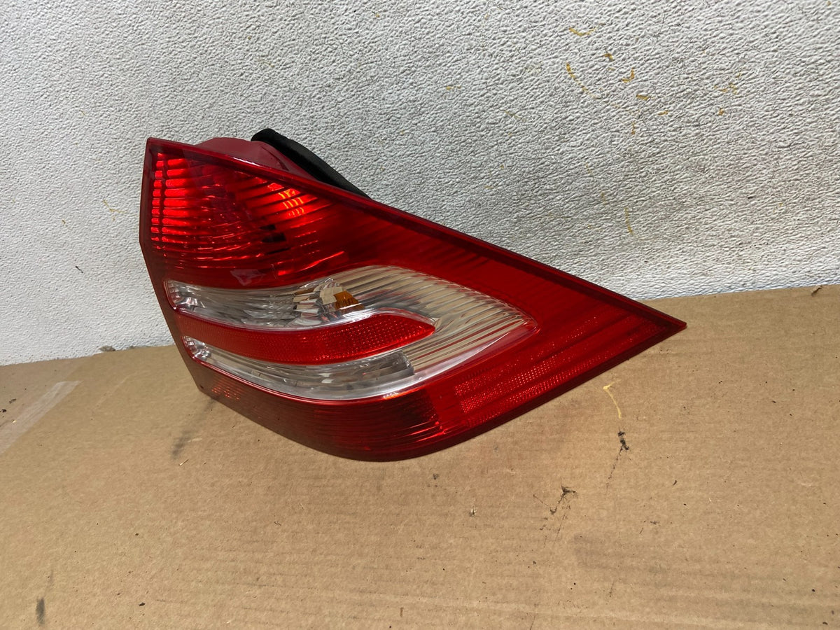 2005-2007 Mercedes-Benz C230 W203 C-Class Right Passenger Tail Light AH4448 DW2
