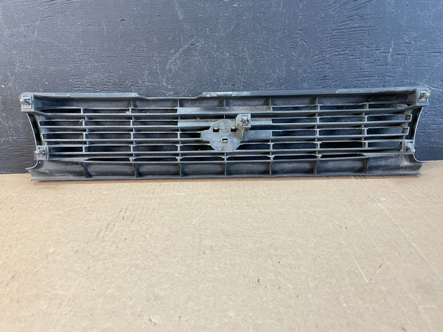 1993 to 1994 Nissan Sentra Front Upper Grill Grille AD0157 DG3
