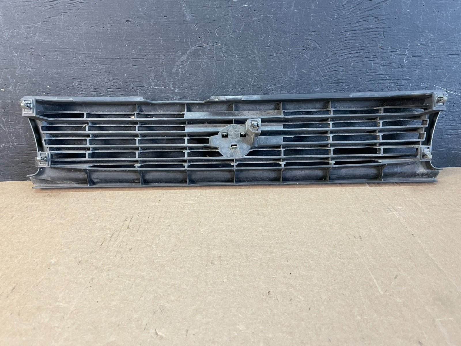 1993 to 1994 Nissan Sentra Front Upper Grill Grille AD0157 DG3