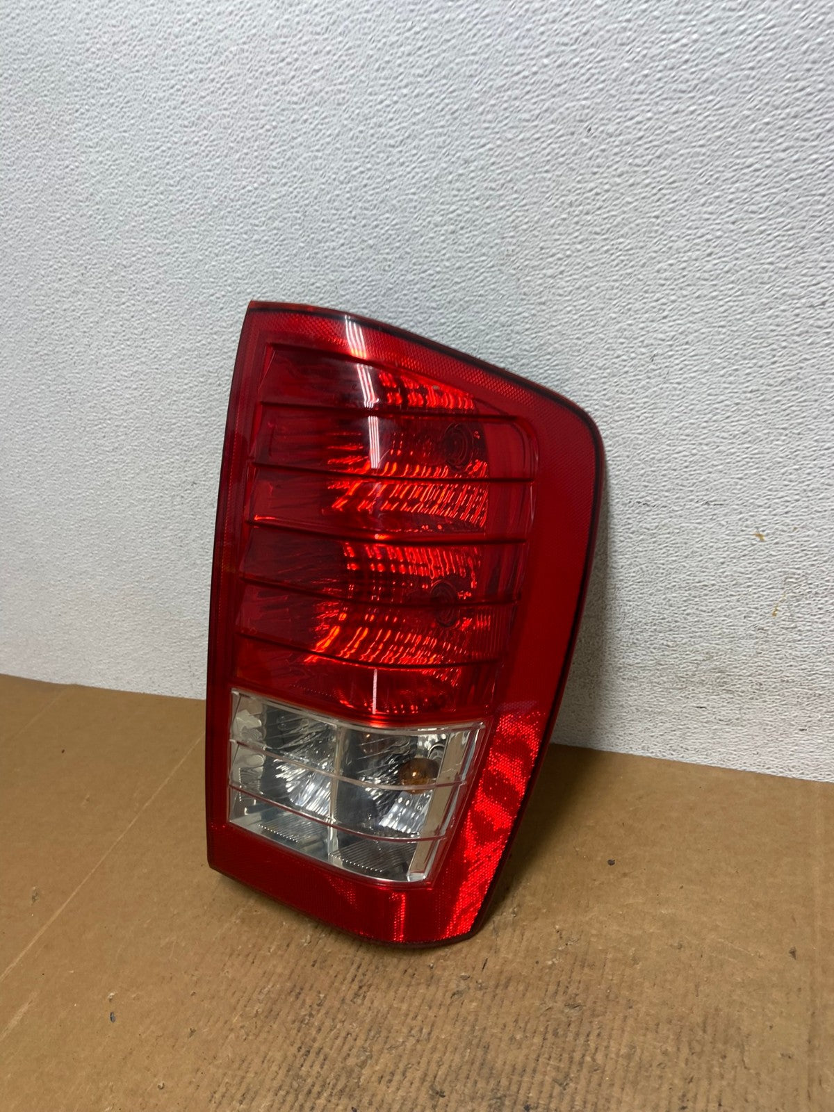 2007 2010 Hyundai Entourage Right Passenger RH Tail Light AE1208 LK1