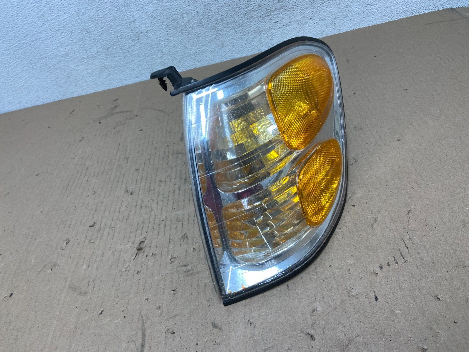 2001 - 2004 Toyota Sequoia Left Driver LH Side Parking Turn Signal AE7301 DW2