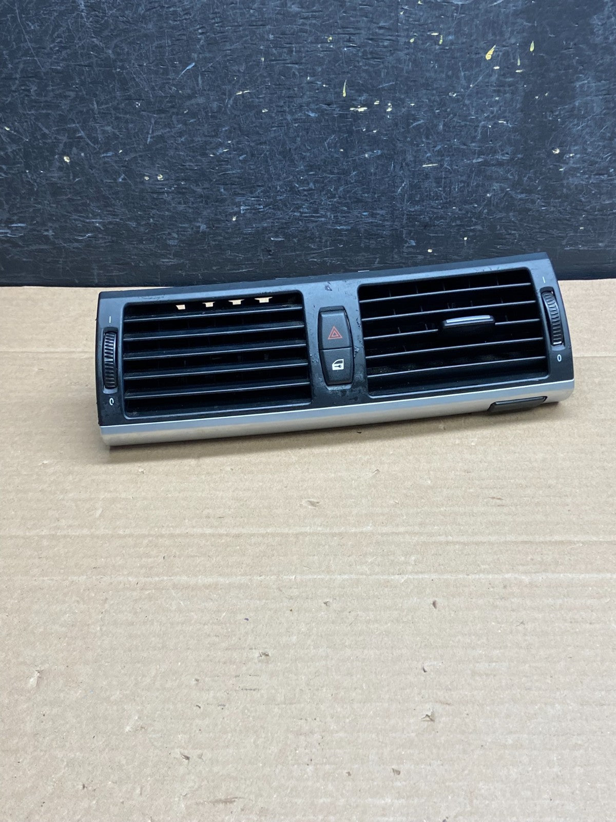 2007 to 2013 BMW X5 X6 Center Console Dash Air Vent AG5108 DG0