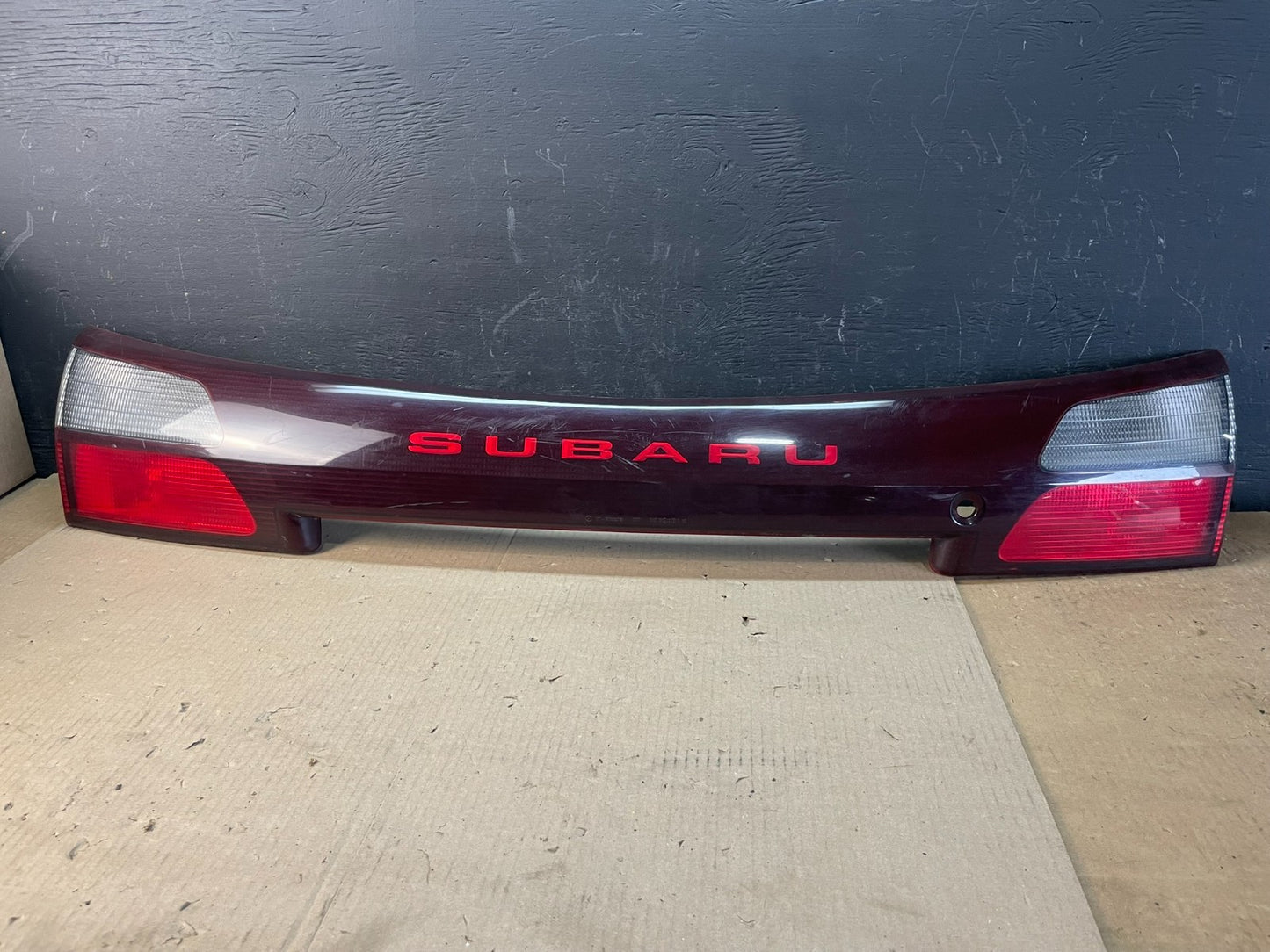 2002 - 2004 Subaru Outback Trunk Hatch Lid Tail Light Panel OEM Center AC1891 DG0