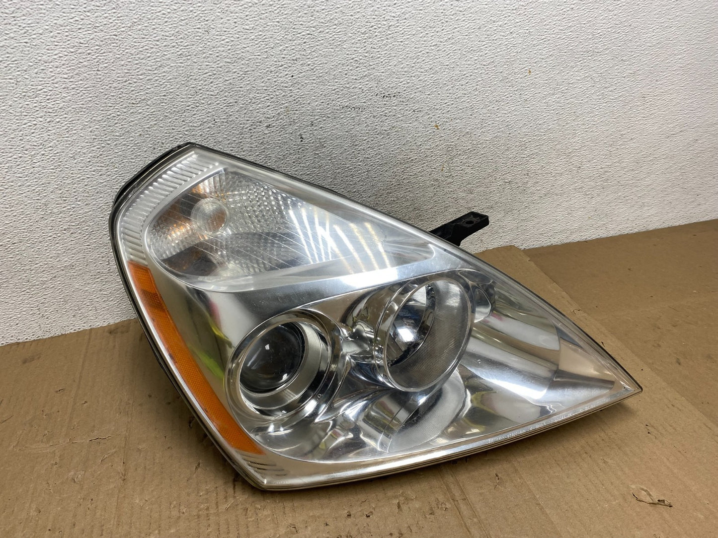 2008-2012 Kia Sedona Right Passenger RH Side Headlight Halogen AE9006 DW0