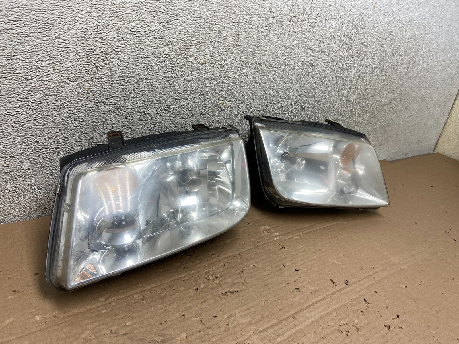 2002 to 2004 Volkswagen Jetta Left+Right Halogen Headlights AB1413 DW2