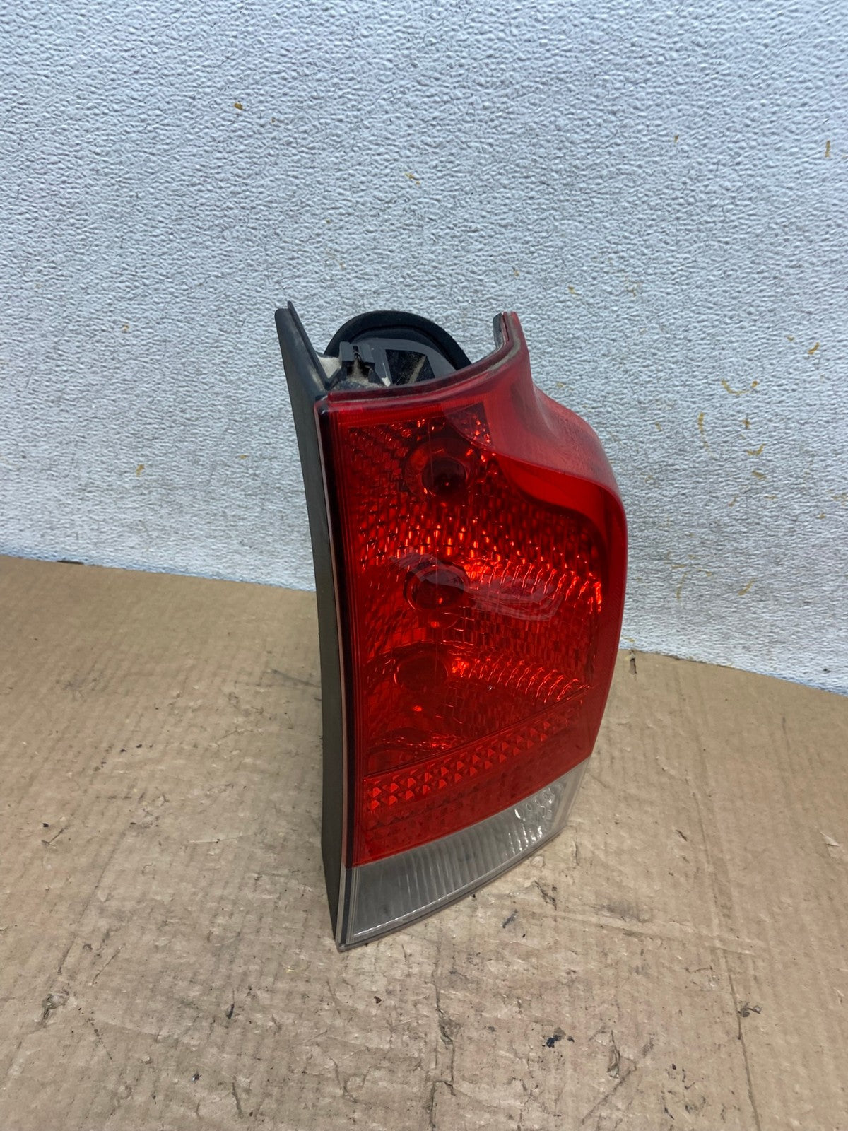 2005 to 2007 Volvo Xc70 V70 Right Passenger RH Tail Light AI8026 LK2
