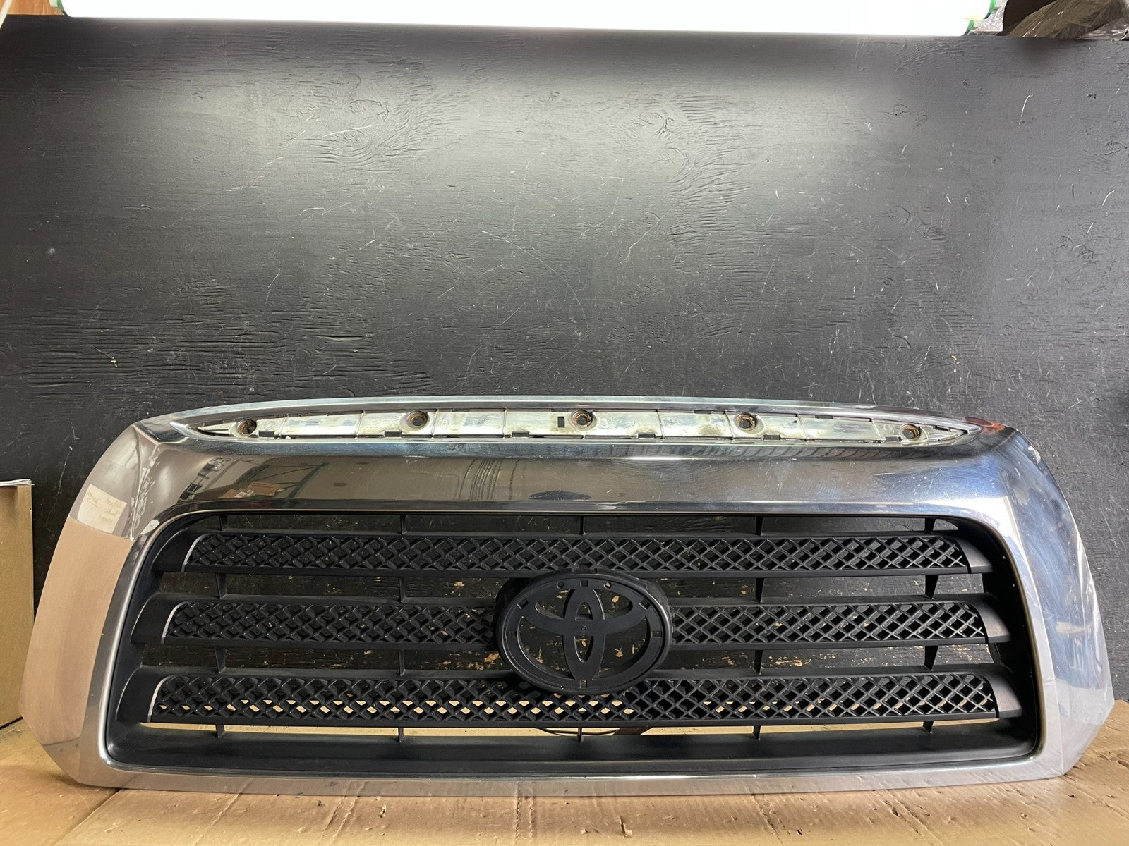 2007 to 2009 Toyota Tundra Front Upper Grill Grille W/ Emblem AA8913 DG0