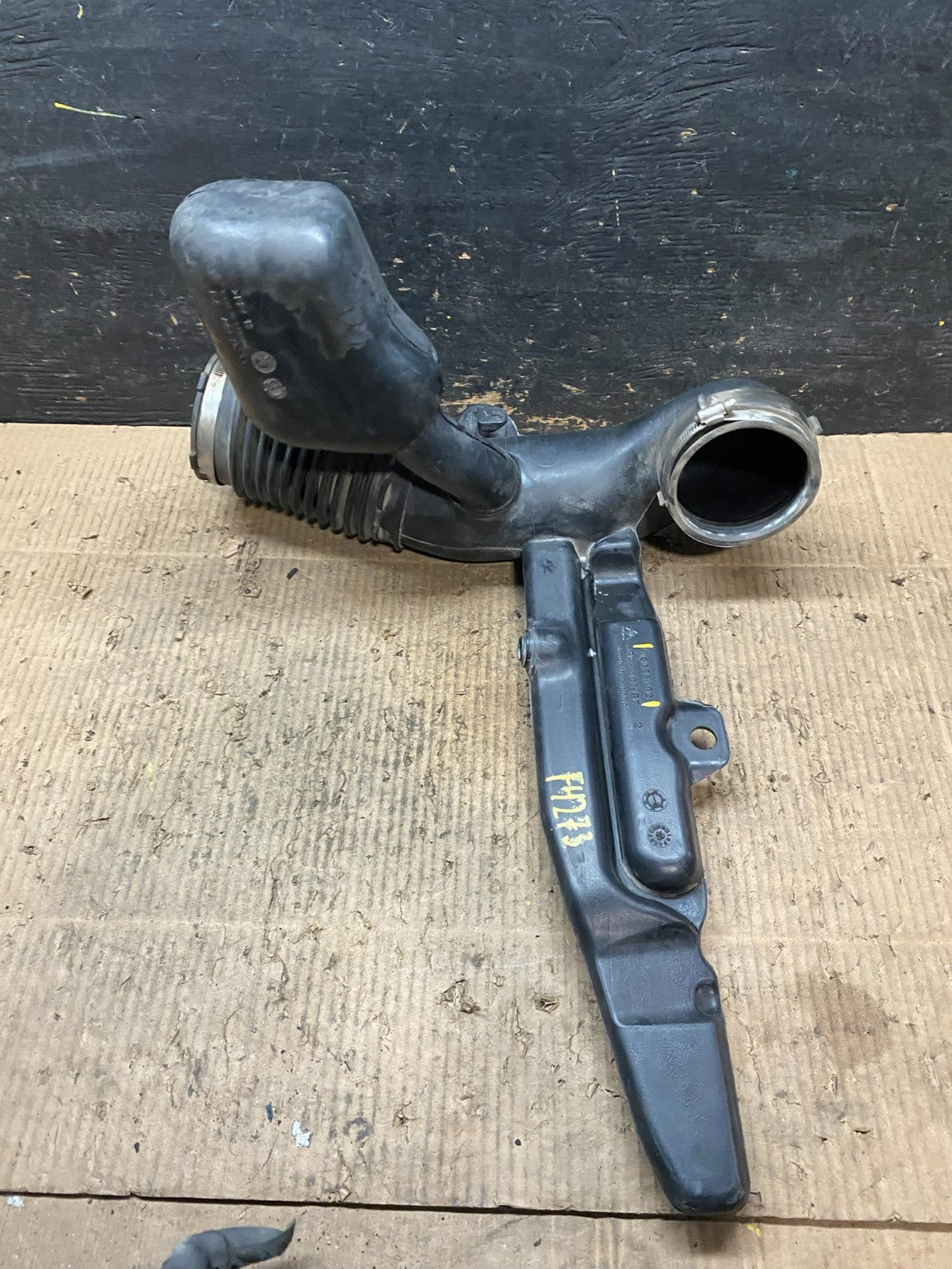 2007 to 2014 Cadillac Escalade Air Intake Cleaner Filter Hose Duct t9798 DG7