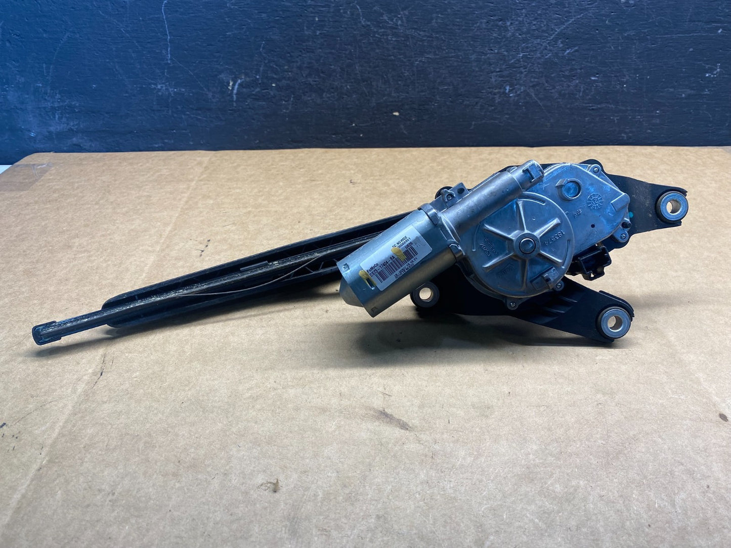 2020 to 2023 Ford Explorer Rear Windshield Wiper Motor ad7475 DG5
