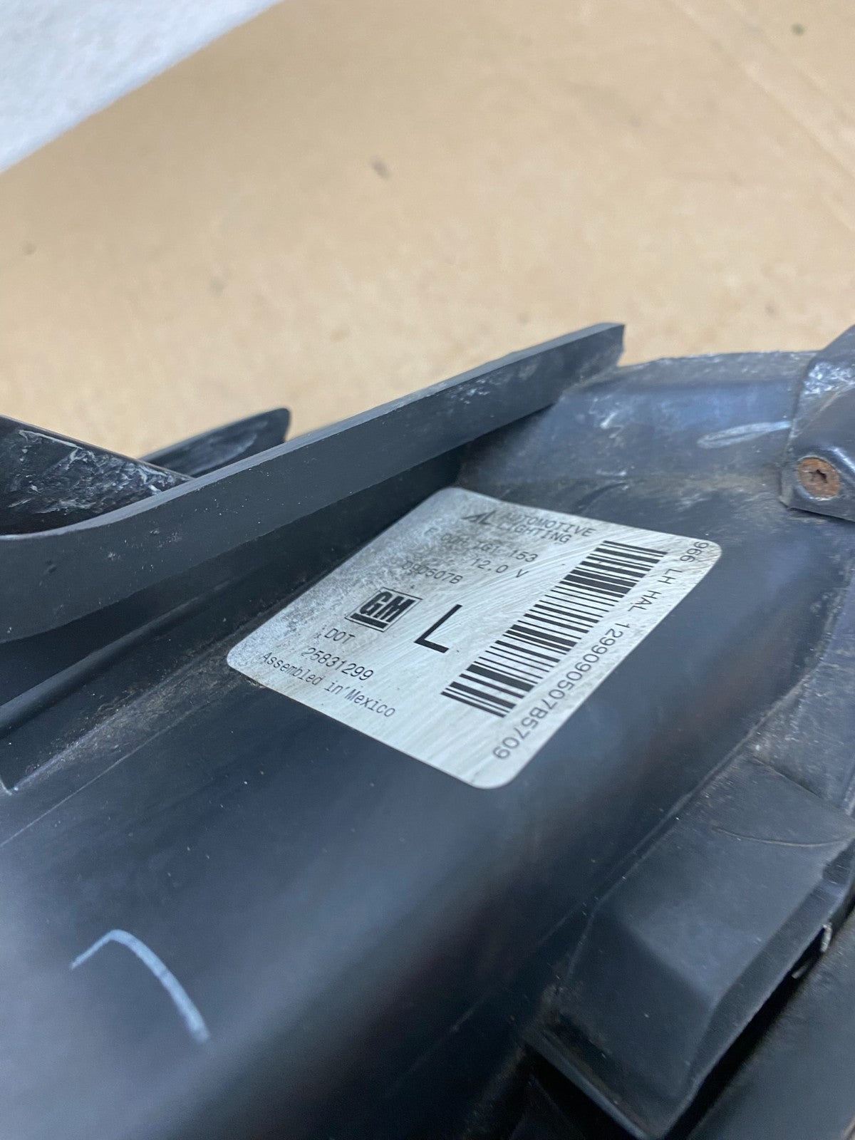 2007 to 2010 Saturn Outlook Left Driver LH Halogen Headlight AC5862 DW9