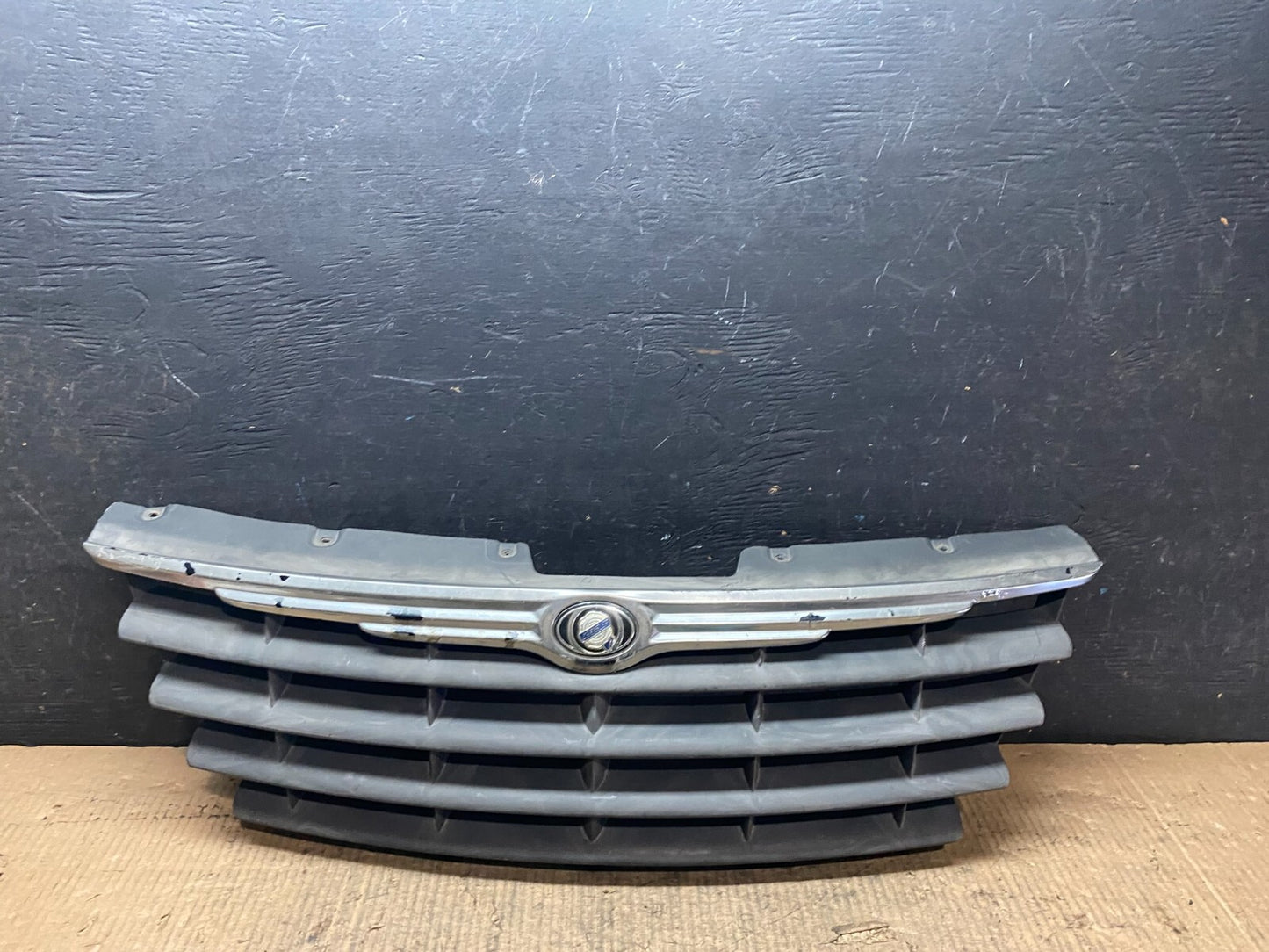 2002 to 2004 Chrysler Voyager Front Upper Grill Grille N2047 DG0