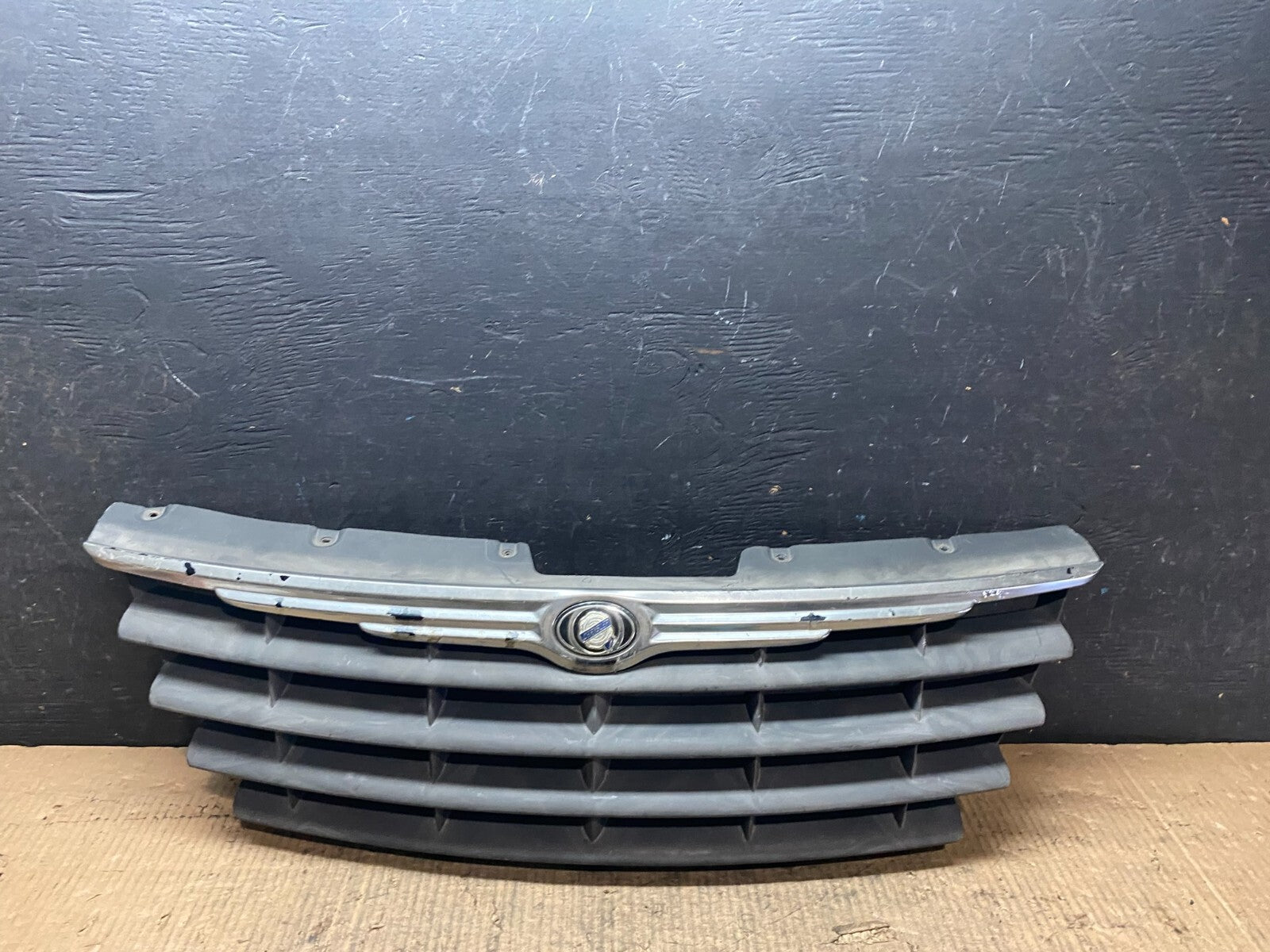 2002 to 2004 Chrysler Voyager Front Upper Grill Grille N2047 DG0