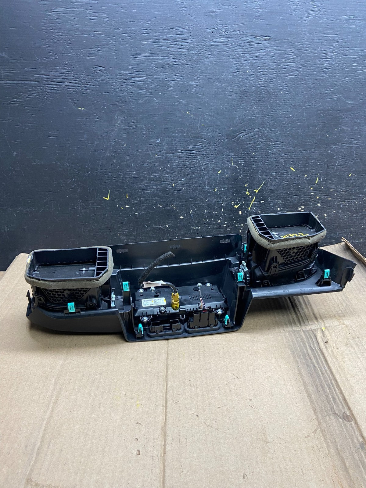 2020 to 2023 Ford  Explorer Console Radio Display Screen Air Vents Oem x1722 DG5