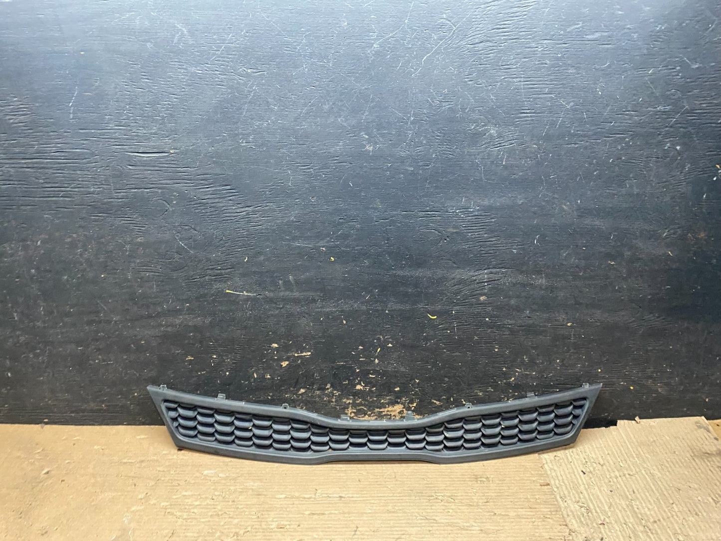 2016 to 2017 Kia Rio Front Grille Grill 863501W710 V9244 DG0
