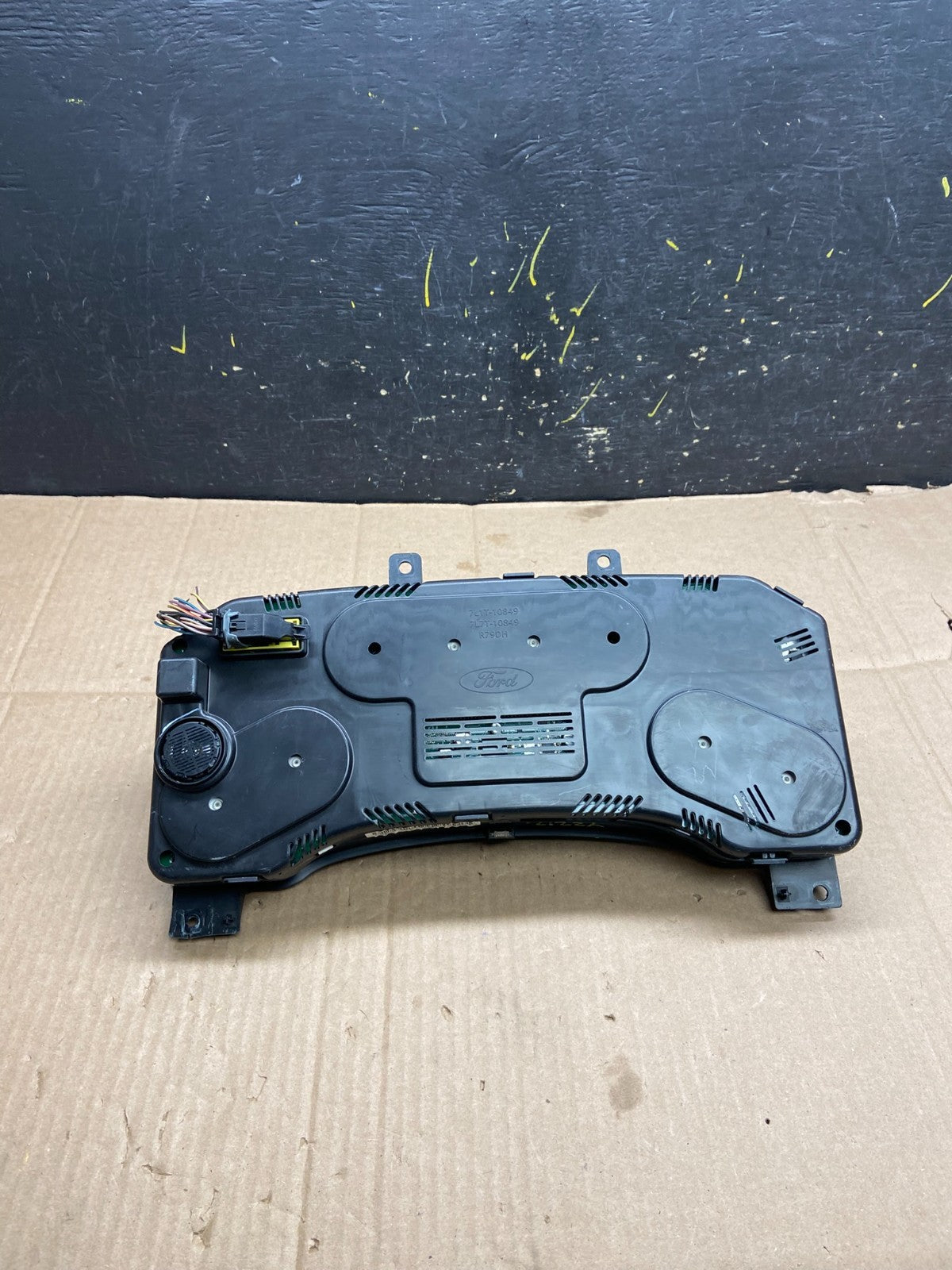 2010 2011 Ford  Expedition Speedometer Cluster Gauge Oem Y2212 DG4