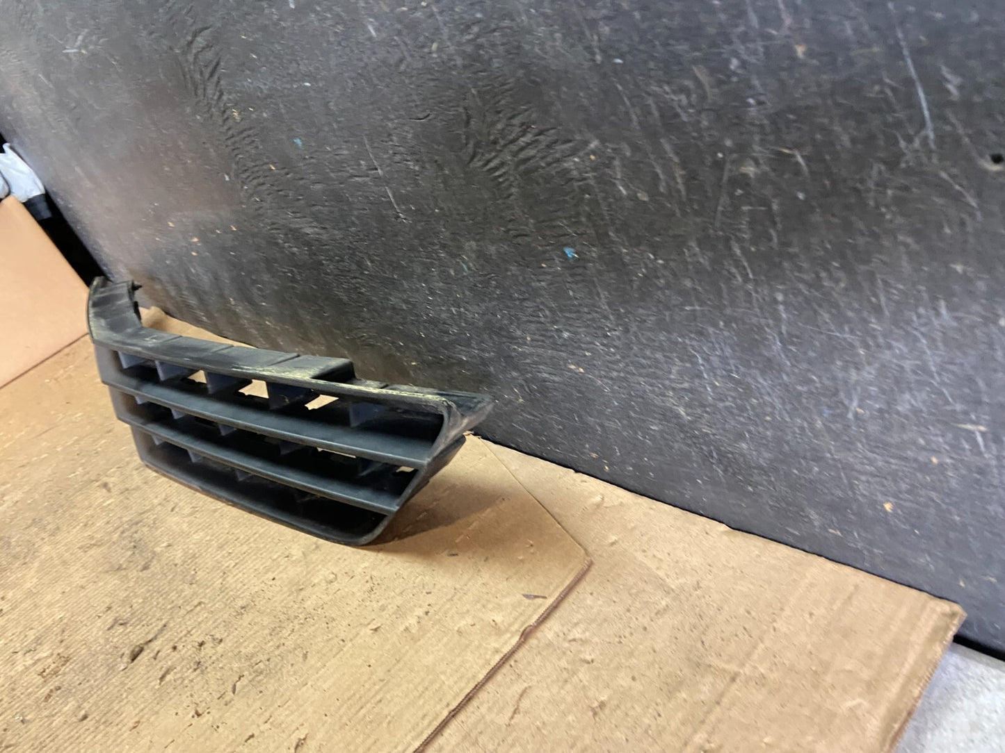 2006 to 2010 Mercedes W251 R320 R350 Front Lower Center Grille Grill N91481