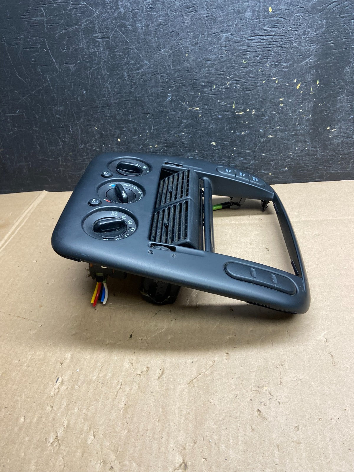 2002 to 2005 Ford Explorer Radio Dash Bezel Climate Control Air Vent AI6407 DG2