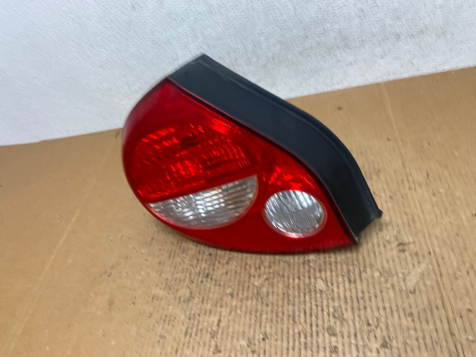 2000 to 2001 Nissan Maxima Left Driver Lh Side Tail Light AE2604 LK1