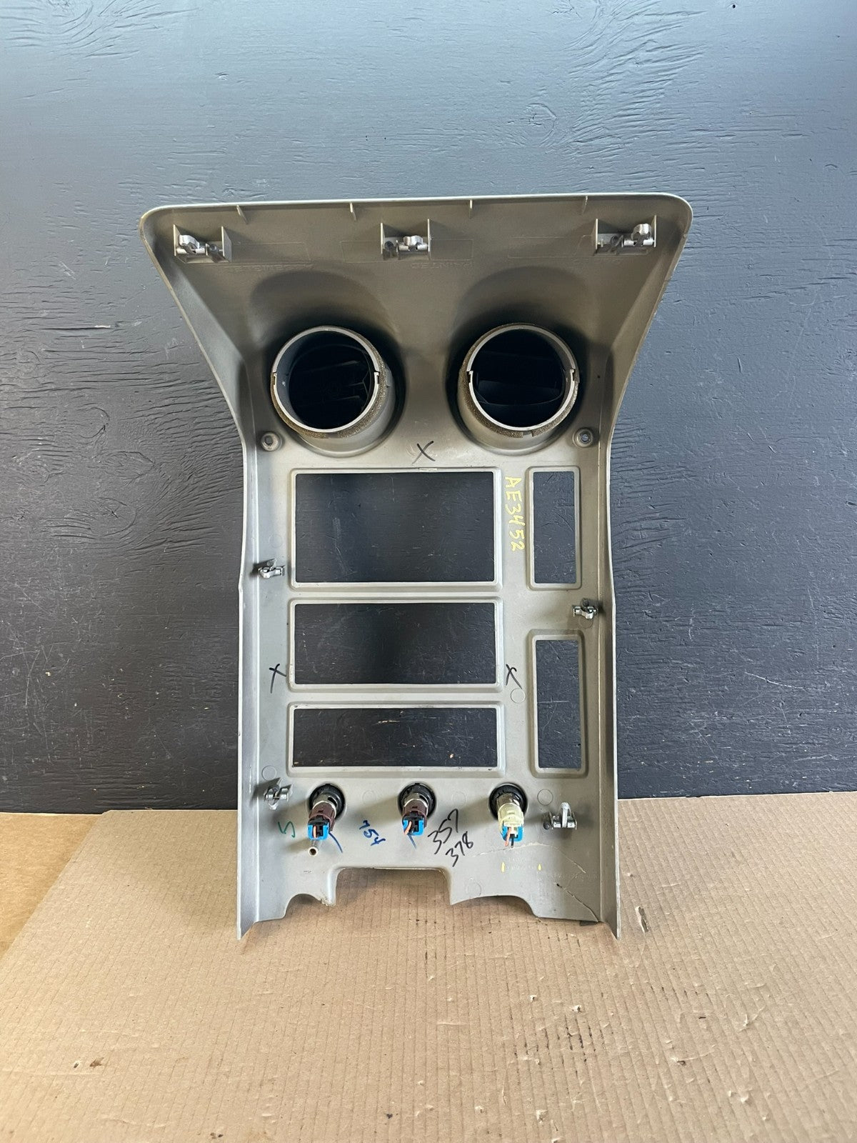 2003 to 2007 Hummer H2 Center Cosnole A/C Climate Control Radio Bezel ae3452 DG6