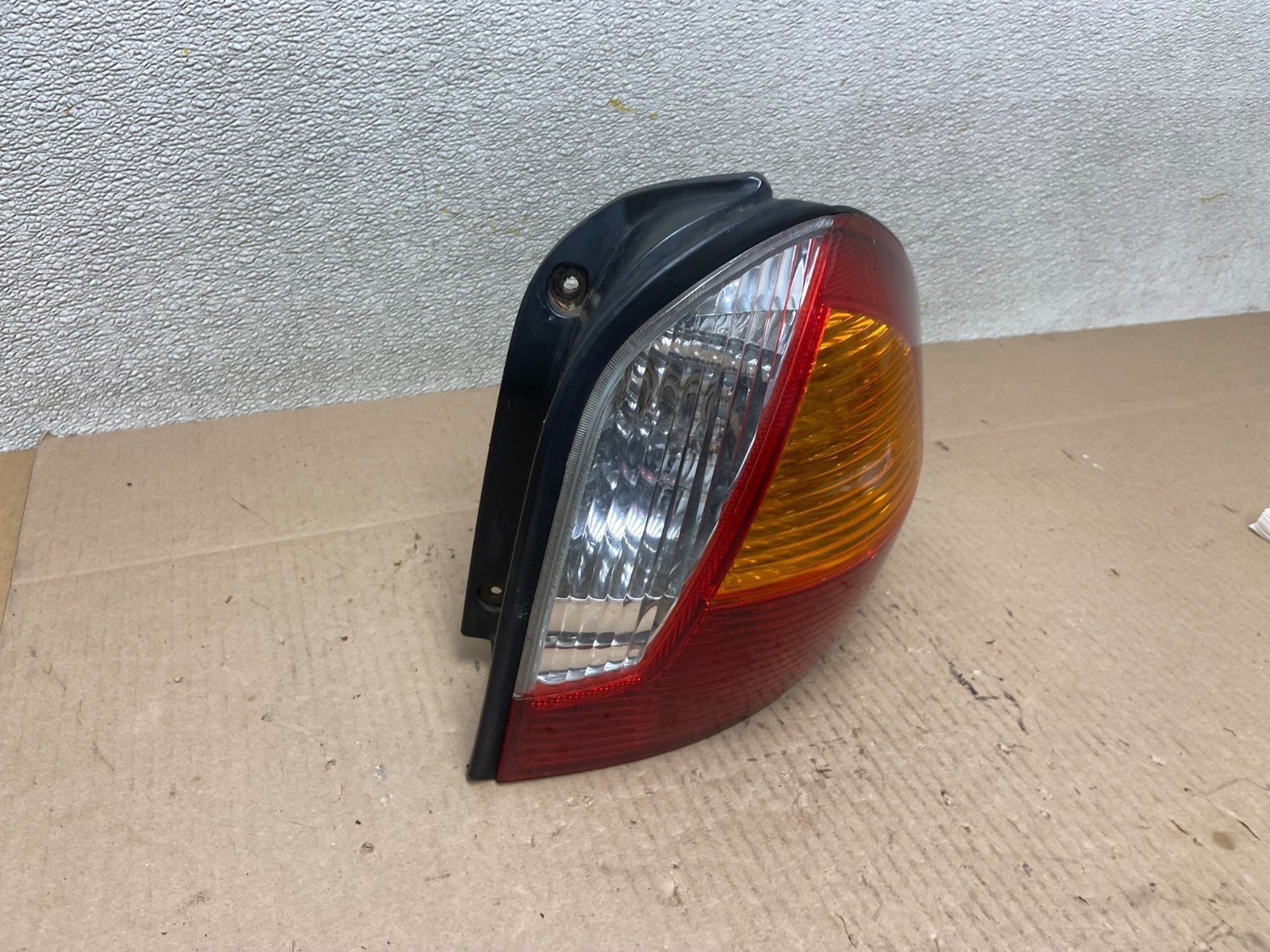 2001 2002 2003 2004 Hyundai Santa Fe Right Passenger Rh Side Tail Light Z3762 DW2