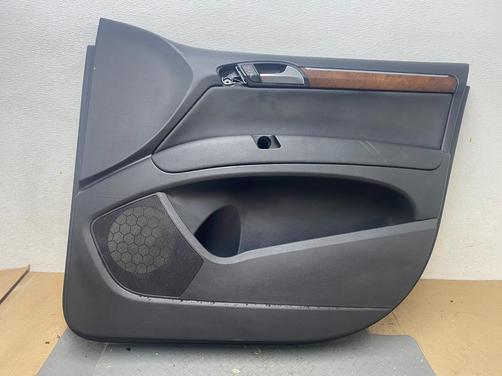 2007 to 2015 Audi Q7 Front Right Passenger Interior Door Panel OEM C7175 PS0