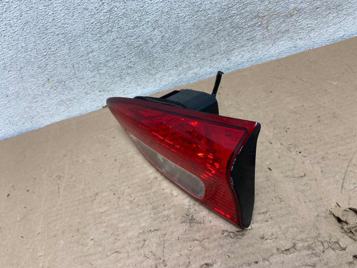 2006 2007 Subaru Tribeca B9 Right Passenger Side Tail Light Inner AI1093 LK1