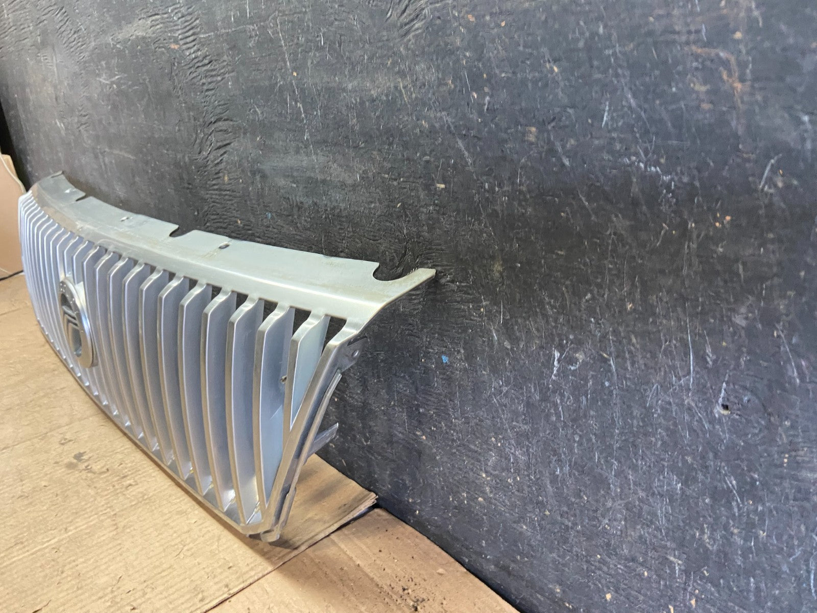 2004 to 2007 Ford Freestar Front Grill Grille 3F23-17K945 OEM Q5943 DG1