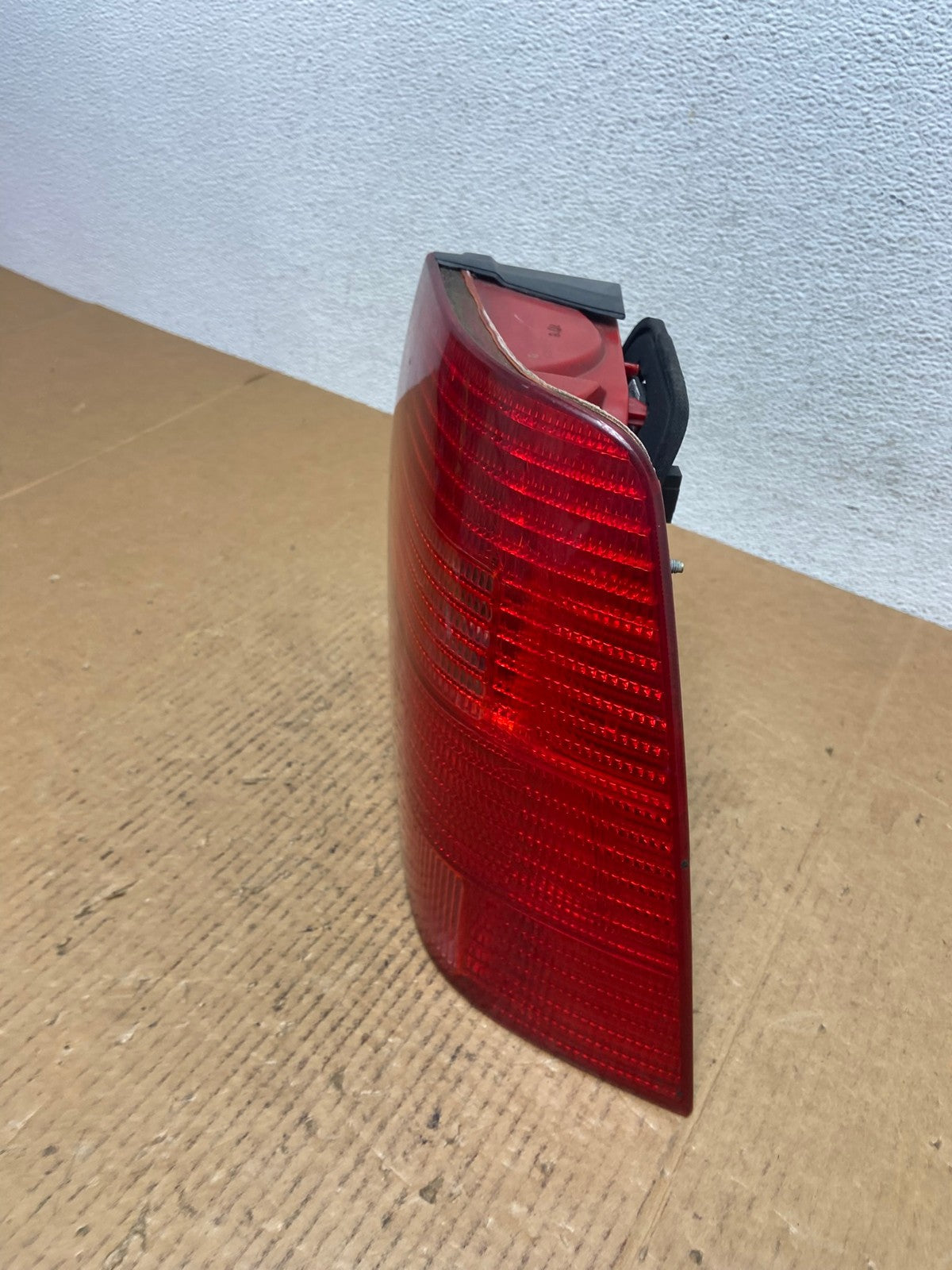 1999 to 2003 Volkswagen Jetta Sedan Right Passenger Tail Light AE0360 LK1