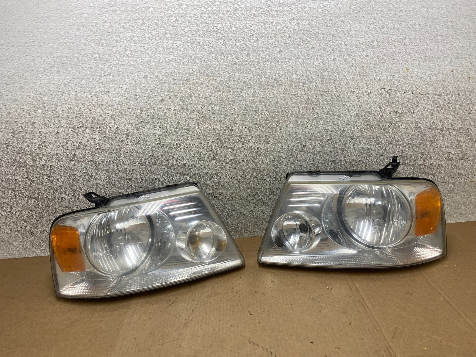 2004 to 2008 Ford F-150 F150 Left+Right Halogen Headlights W8564 DW0