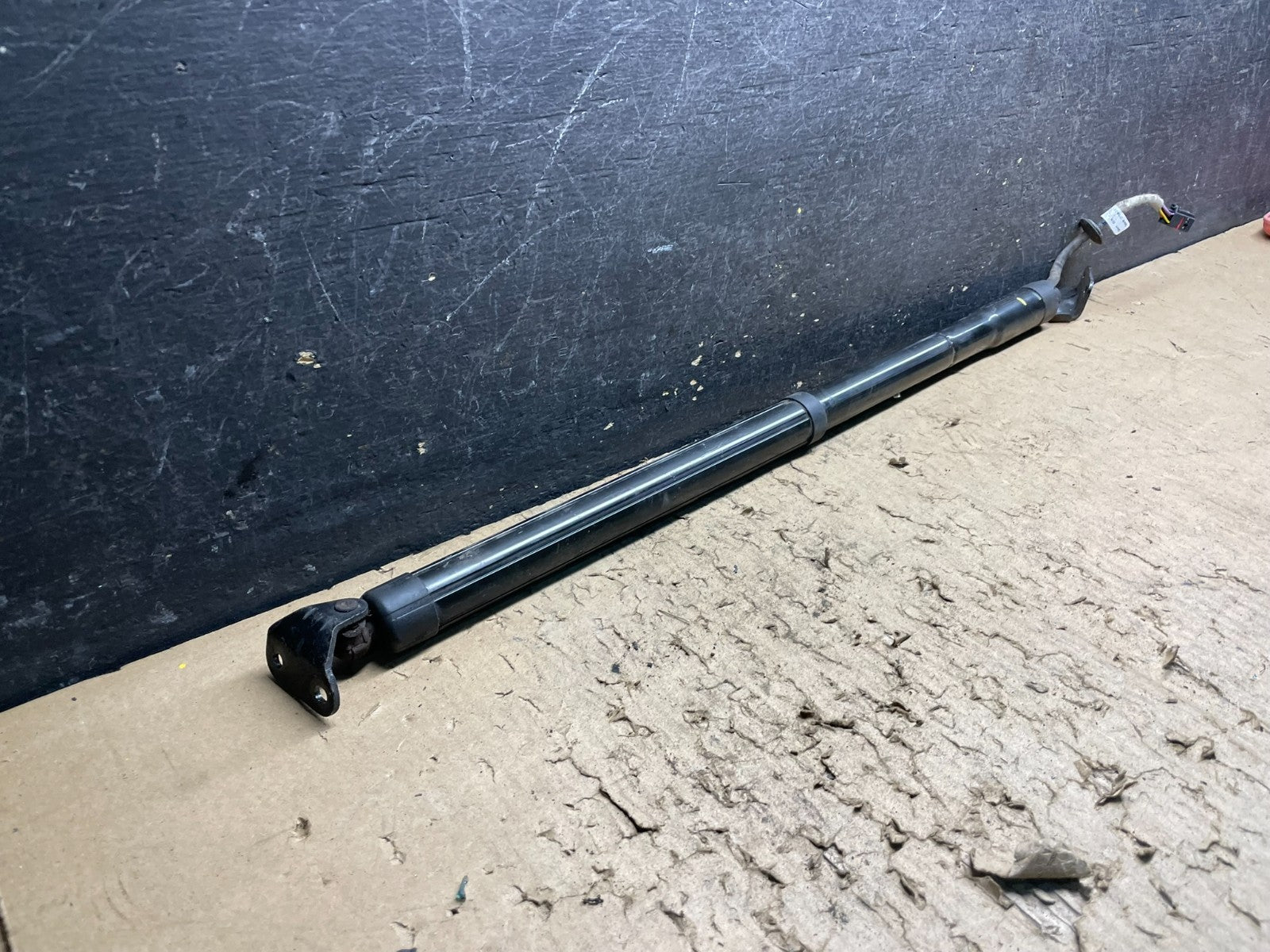 2013 - 2017 Nissan Pathfinder Tailgate Power Hatch Lift Right Strut W6884 DG4