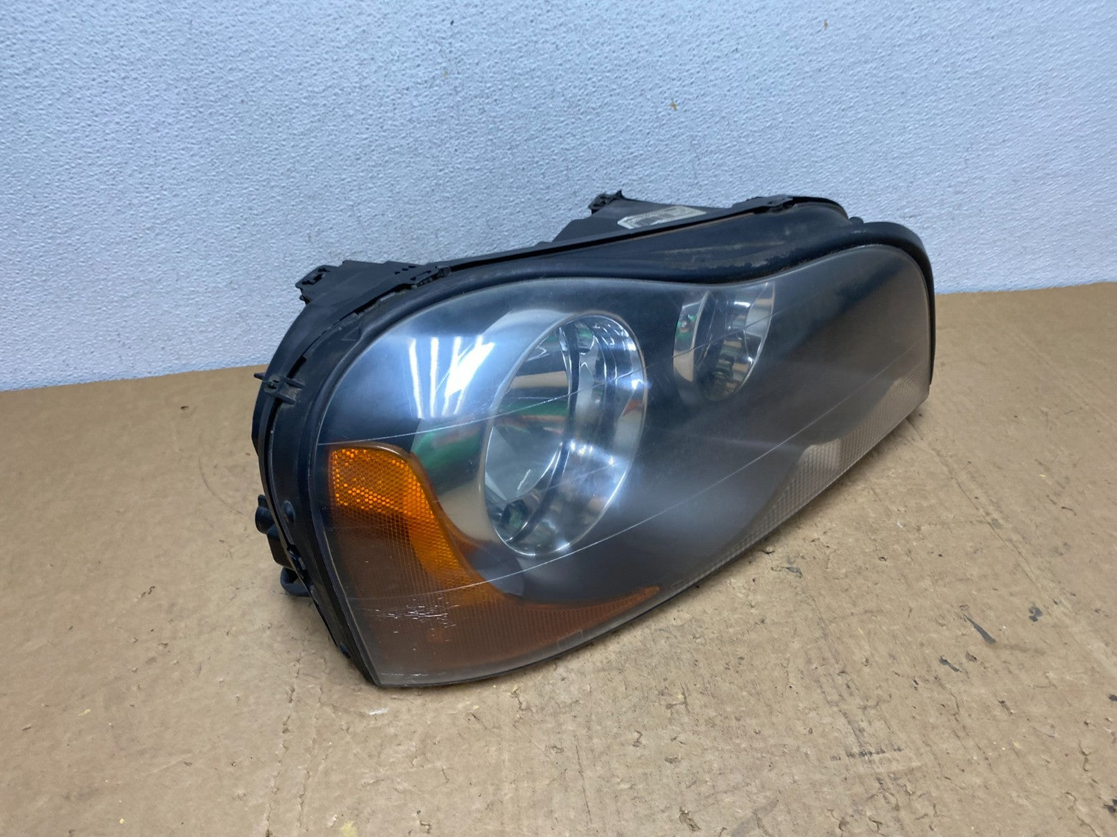 2003 to 2006 Volvo XC90 Right Passenger Rh Side Headlight Halogen AD0660 DW2