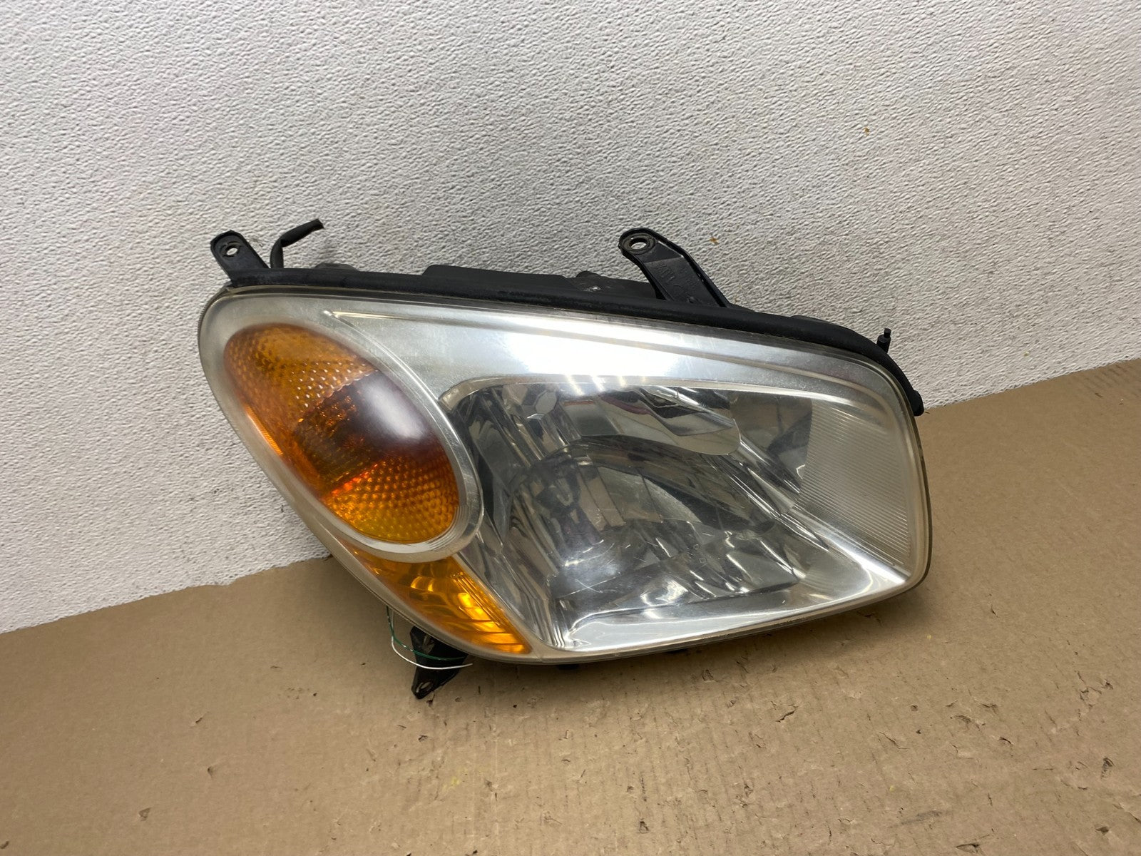 2004 2005 Toyota Rav4 Right Passenger RH Side Headlight Halogen AG6972 DW0