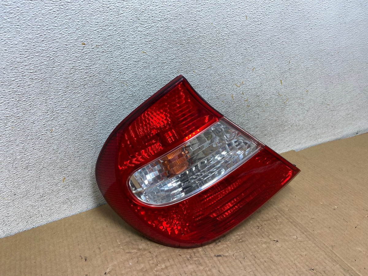 2002 2003 2004 Toyota Camry Left Driver LH Side Tail Light AI6728 LK2