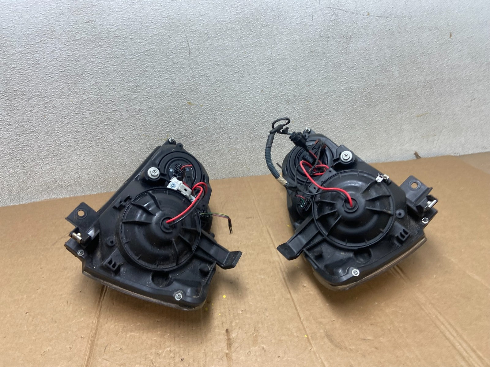 2002 to 2004 Nissan Altima Left+Right Side Set Halogen Headlights OEM AA1318 DW9