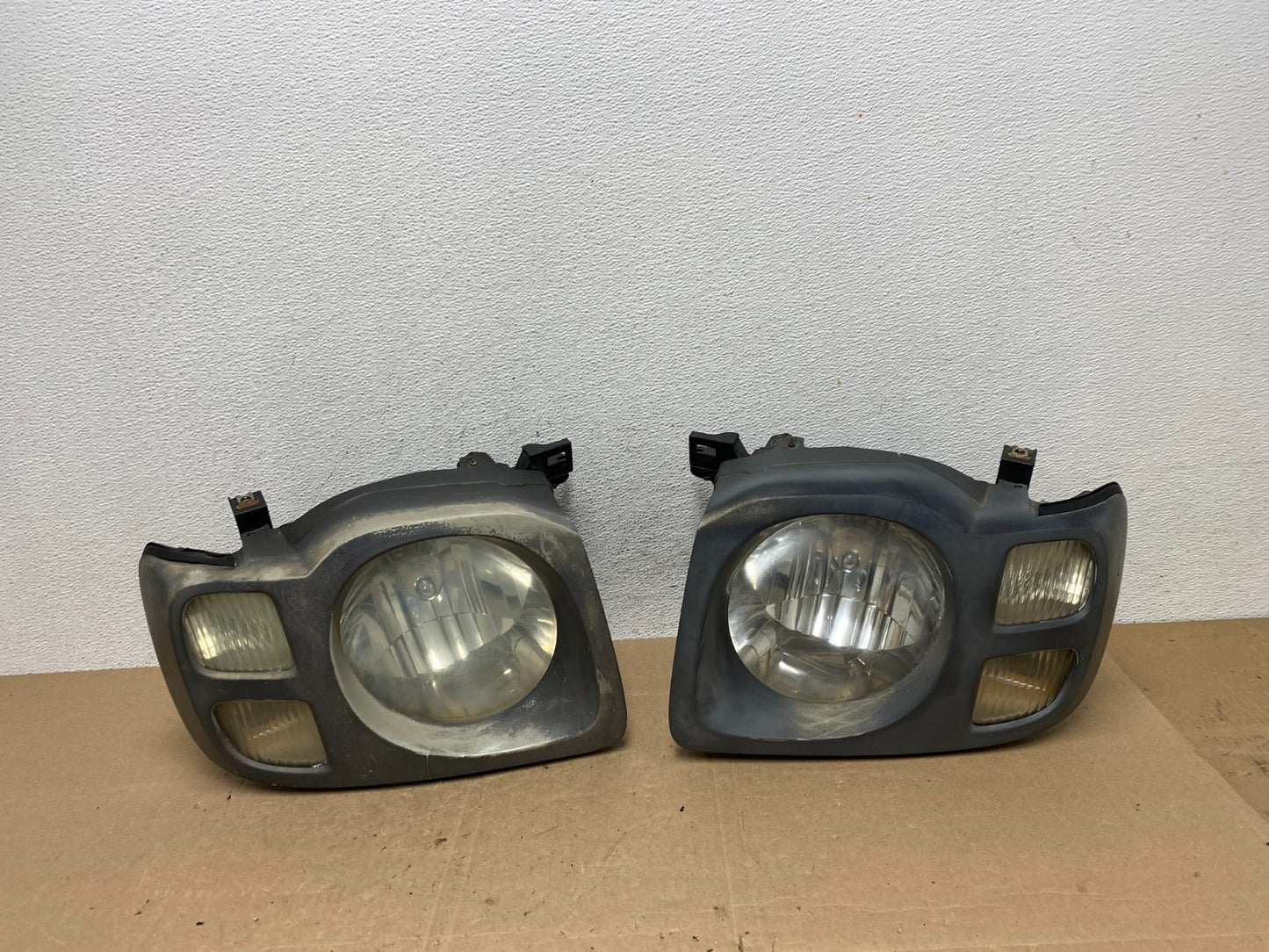 2002 2003 2004 Nissan Xterra Left+Right Side Headlights AE5951 DW0