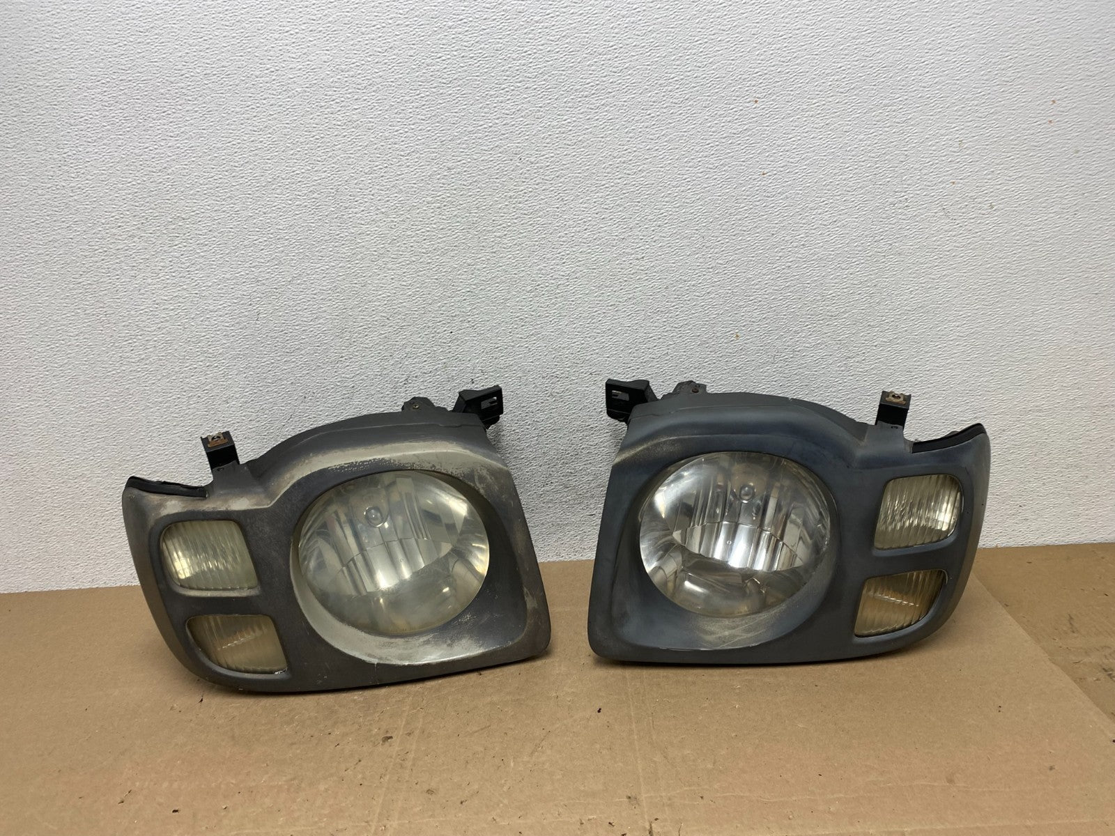 2002 2003 2004 Nissan Xterra Left+Right Side Headlights AE5951 DW0
