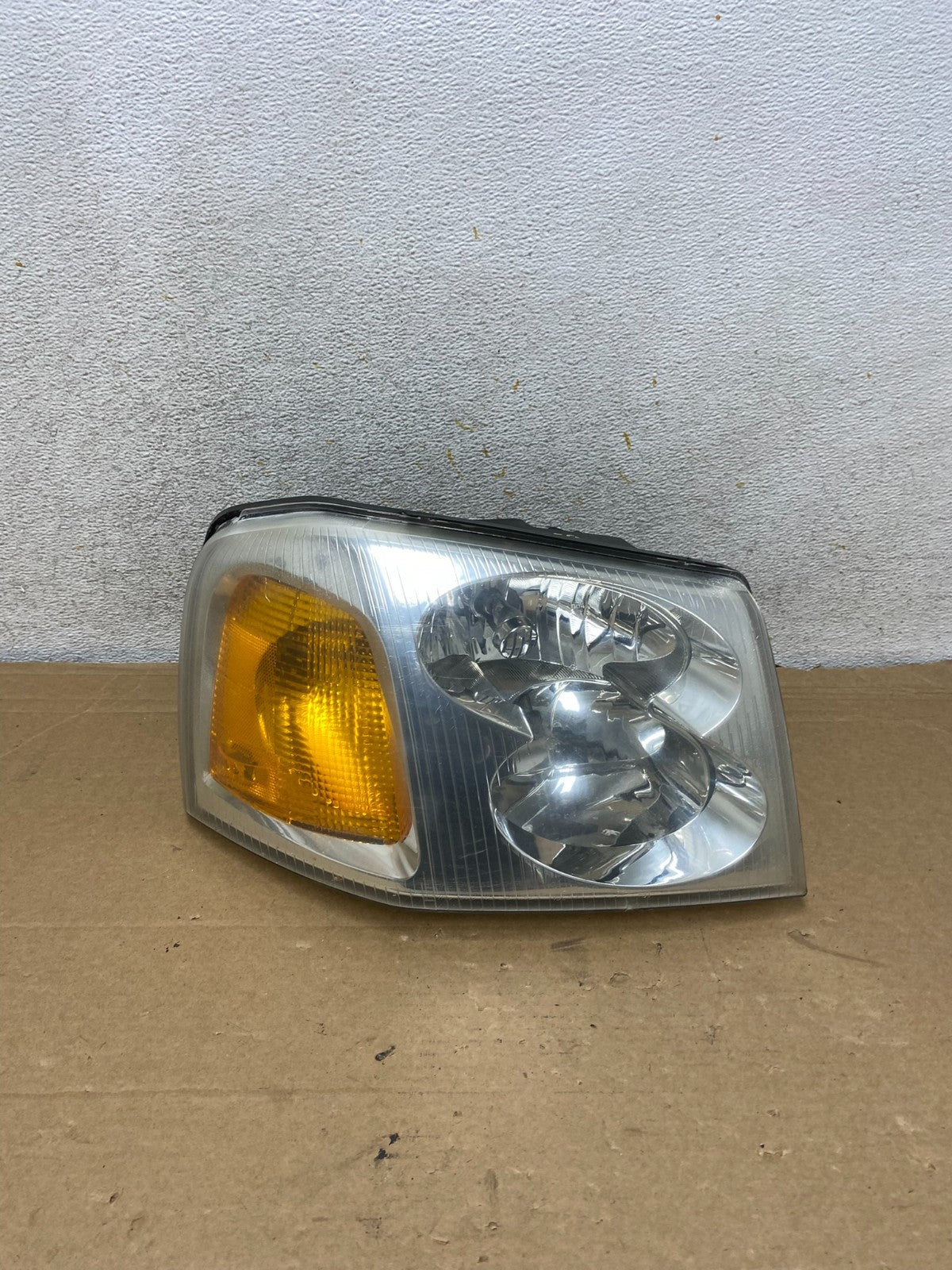2002 to 2009 Gmc Envoy Right Passenger RH Side Headlight Halogen AH8259 DW0